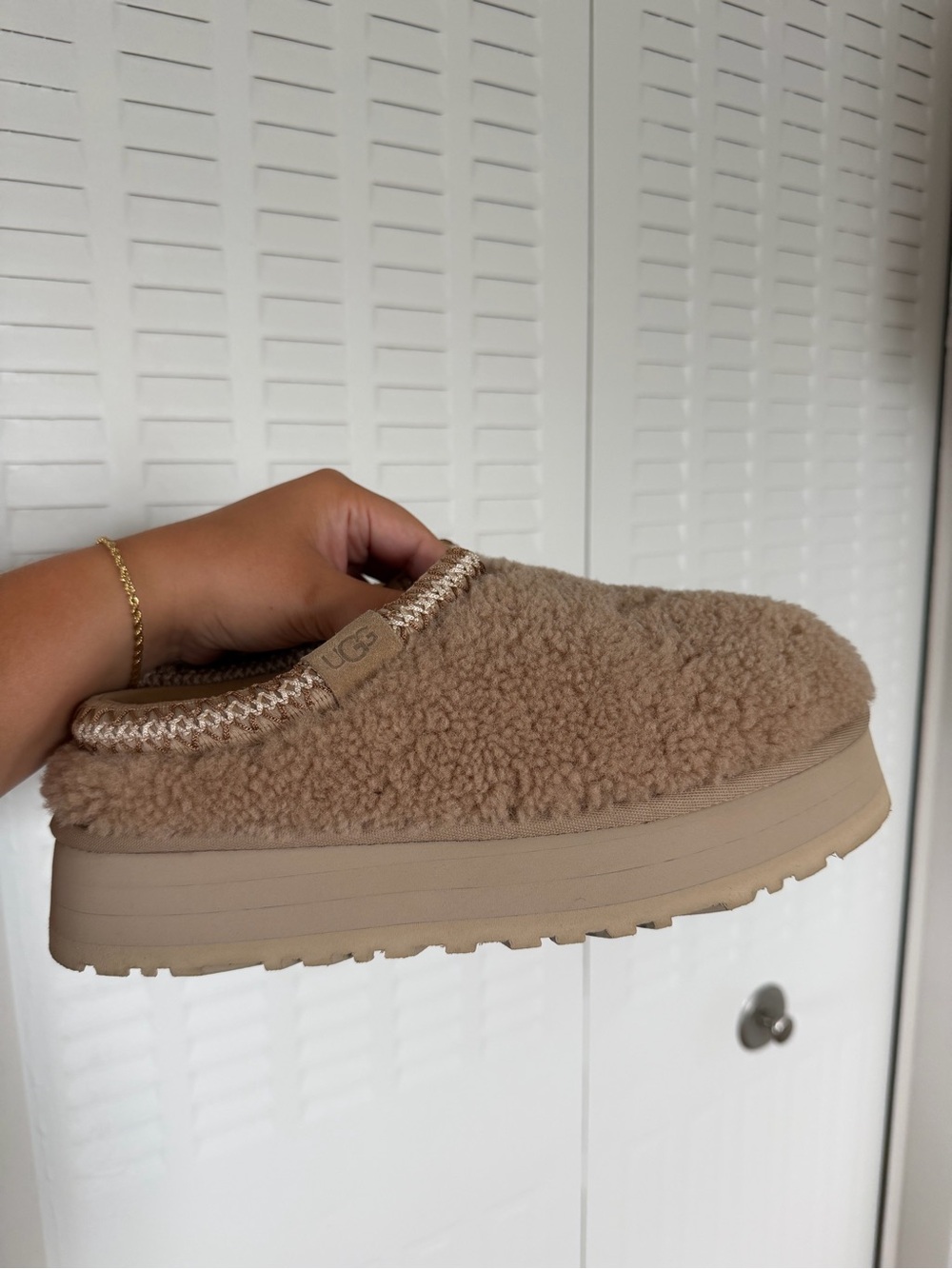 UGG Maxi Curly Tazz Slippers in Sand